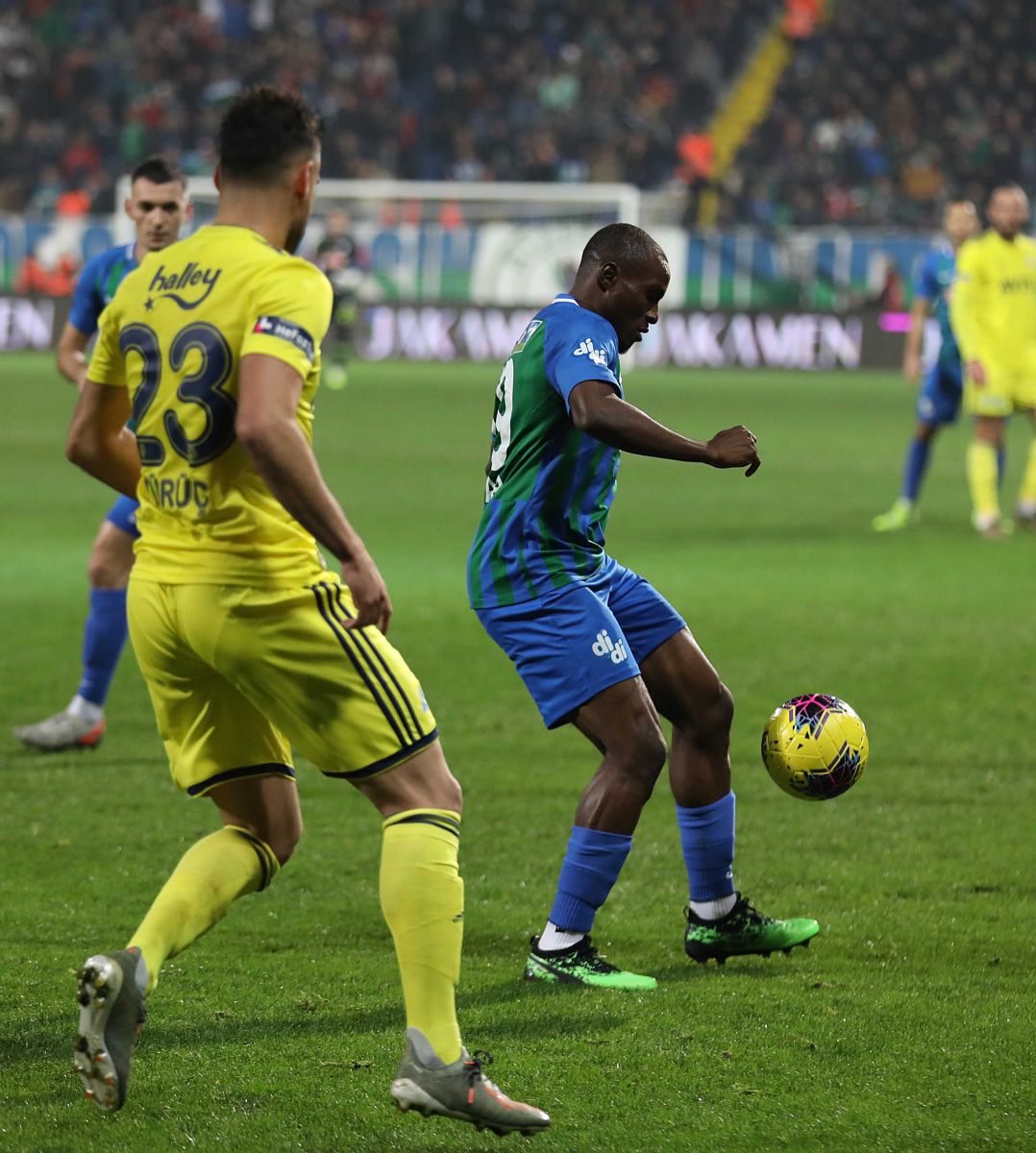 Fenerbahçe, Rizespor'u 2 golle geçti